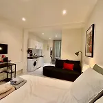 Spacious Flat 10 Mins From Paris *